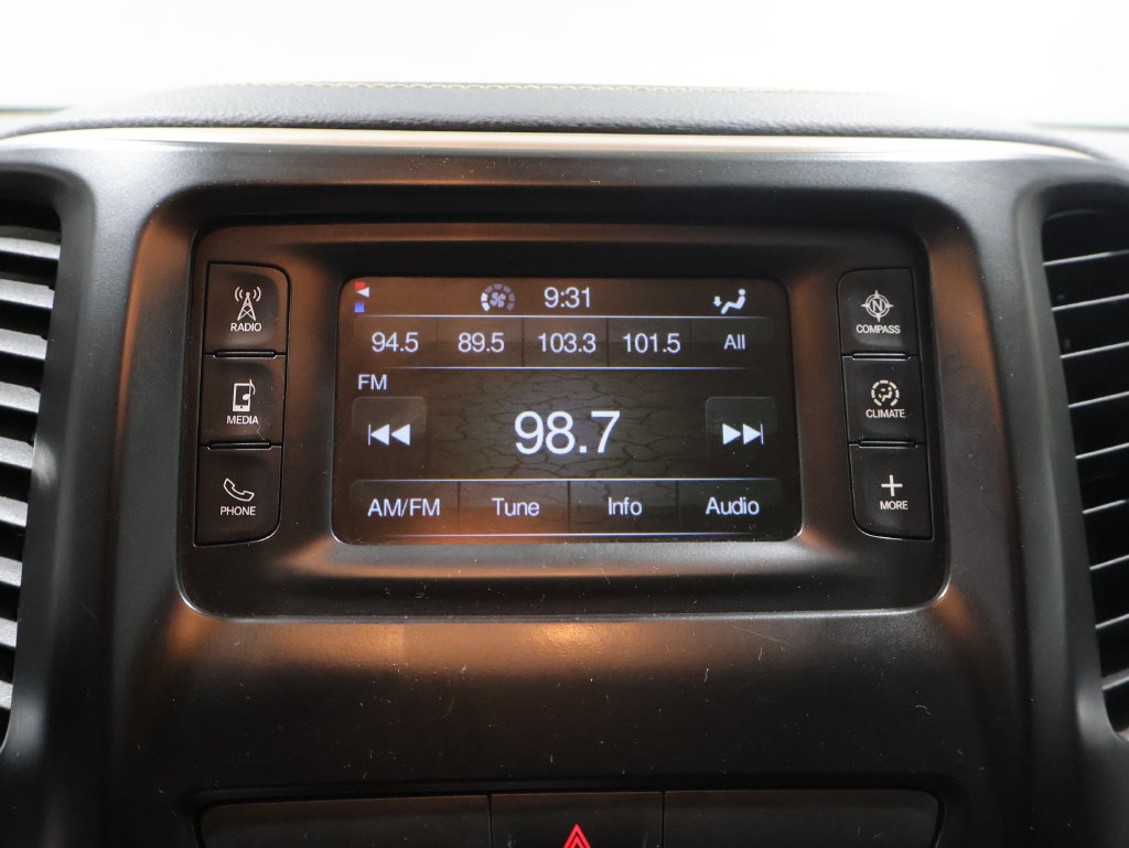 Used 2018 Jeep Cherokee Latitude w/ Cold Weather Group FWD image 23