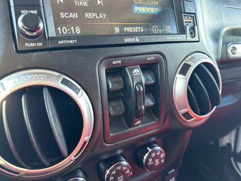 Used 2015 Jeep Wrangler Unlimited Rubicon image 19