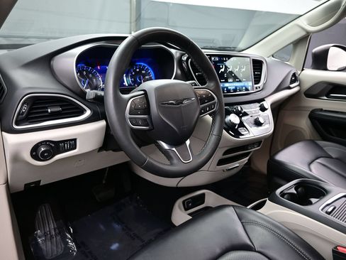 Used 2023 Chrysler Pacifica Touring-L FWD image 16