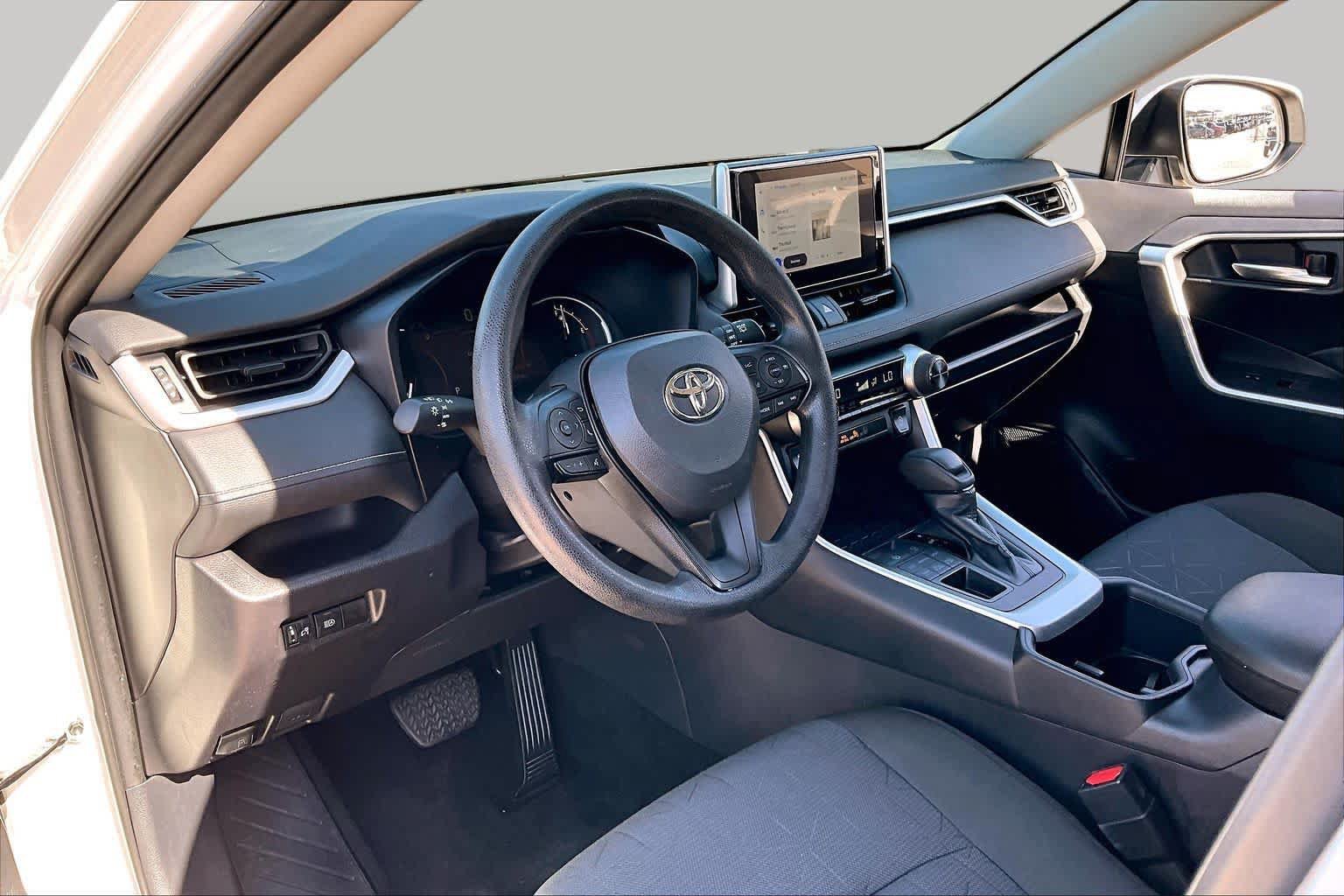 Used 2025 Toyota RAV4 XLE AWD/4WD image 16