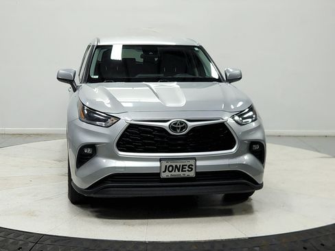 Used 2021 Toyota Highlander LE AWD/4WD image 3