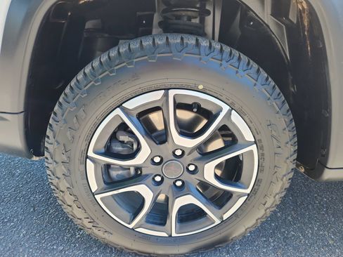 Used 2025 Jeep Compass Trailhawk AWD/4WD image 18