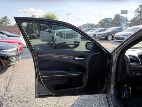 Used 2018 Chrysler 300 C w/ Safetytec Plus Group RWD image 17