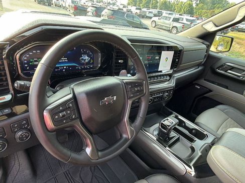 Used 2023 Chevrolet Silverado 1500 ZR2 w/ Technology Package AWD/4WD image 4