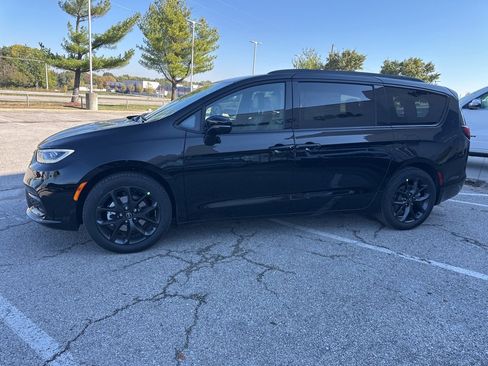 New 2026 Chrysler Pacifica Select image 16