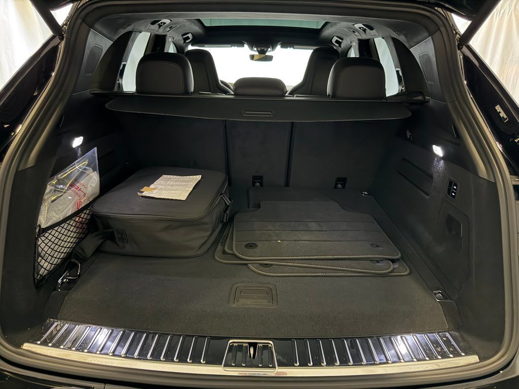 Certified 2025 Porsche Cayenne Turbo AWD/4WD image 28