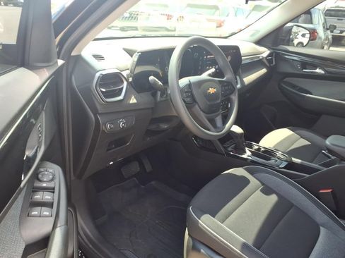 Used 2025 Chevrolet TrailBlazer LS w/ LS Convenience Package FWD image 6