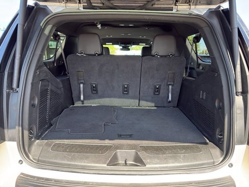 Used 2024 Chevrolet Suburban LT RWD image 28