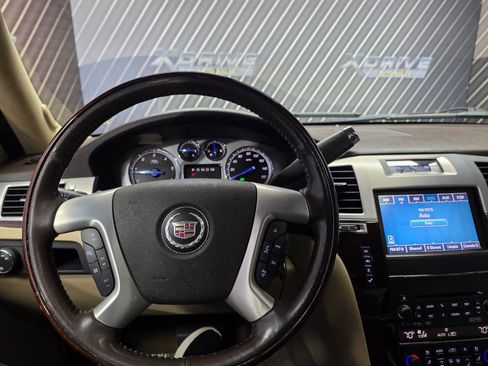 Used 2012 Cadillac Escalade Luxury RWD image 17