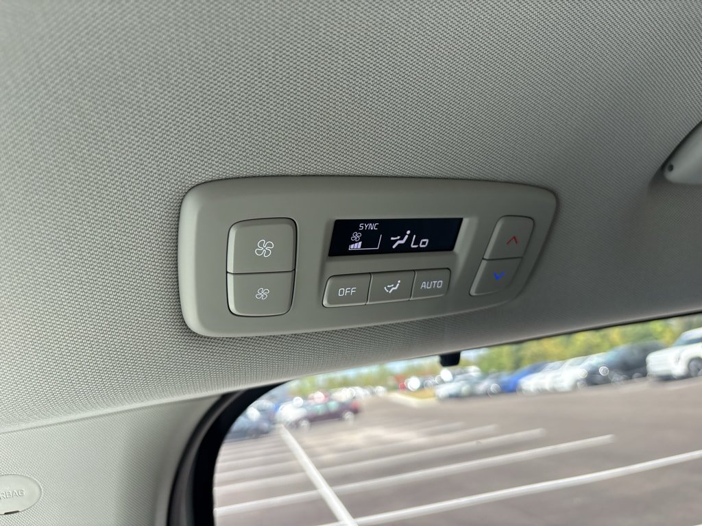 Used 2026 Kia Carnival EX FWD image 34