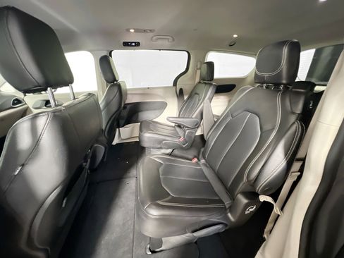 Used 2023 Chrysler Pacifica Touring-L image 29