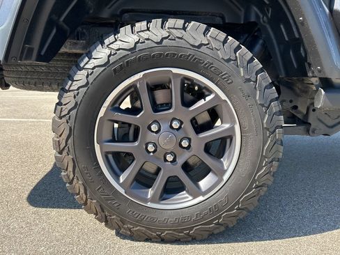 Used 2021 Jeep Gladiator Overland w/ Uconnect 4C Nav & Sound Group AWD/4WD image 24