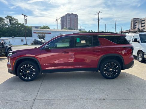 Used 2025 Chevrolet Traverse LT w/ Sun and Wheel Package FWD image 5