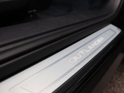 Used 2025 Mitsubishi Outlander AWD image 35