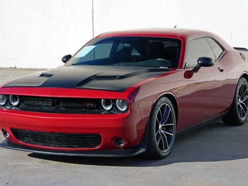 Used 2016 Dodge Challenger R/T Scat Pack w/ Leather Interior Group RWD image 42