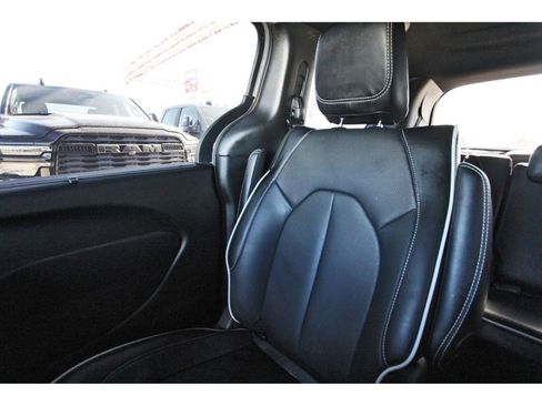 Used 2024 Chrysler Pacifica Premium image 14