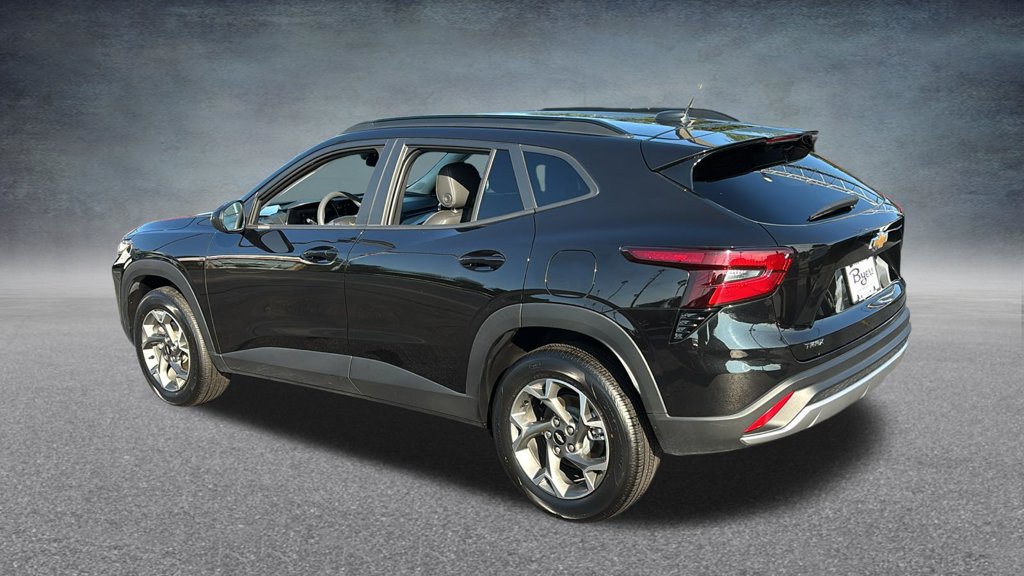 Used 2025 Chevrolet Trax LT FWD image 5
