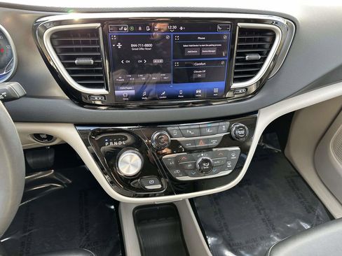 Used 2024 Chrysler Pacifica Touring-L image 19