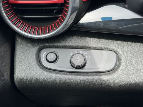 Used 2025 Chevrolet Trax RS w/ Sunroof Package FWD image 30