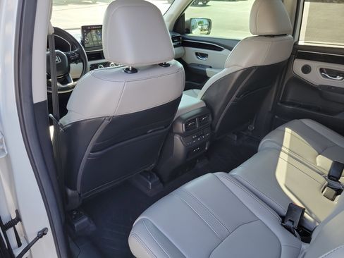 Used 2025 Honda Pilot EX-L image 13