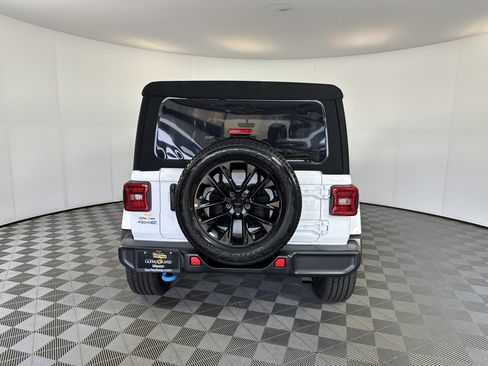 Used 2022 Jeep Wrangler Unlimited Sahara w/ Cold Weather Group image 9