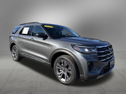 Used 2025 Ford Explorer Active w/ Active Comfort Package image 6