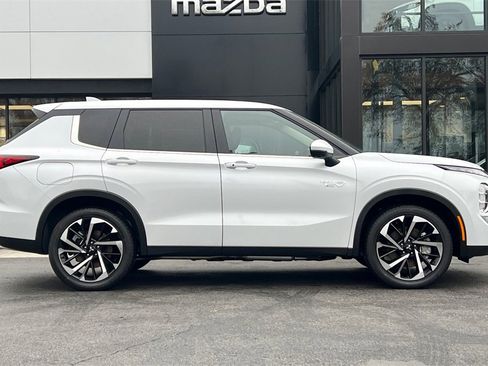 New 2025 Mitsubishi Outlander SE image 4