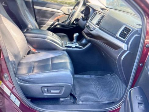 Used 2019 Toyota Highlander XLE w/ Carpet Mat Package (TMS) image 3