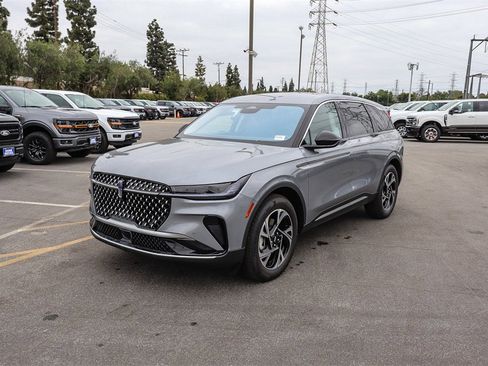 Used 2025 Lincoln Nautilus Premier image 3