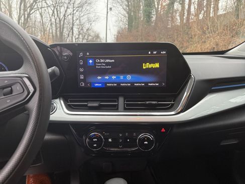 Used 2025 Chevrolet Trax LT image 18