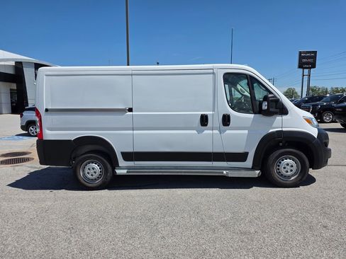 Used 2025 RAM ProMaster 2500 w/ U-Haul Equipment Group FWD image 9