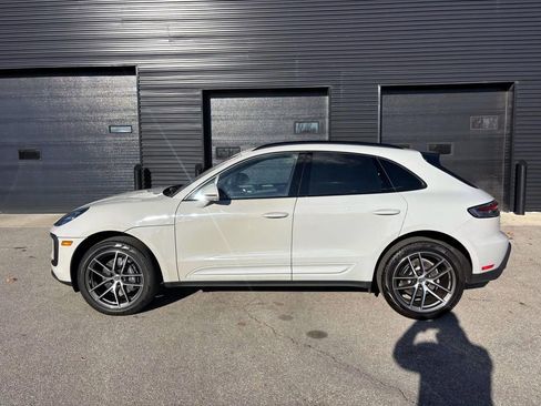 Certified 2024 Porsche Macan image 2