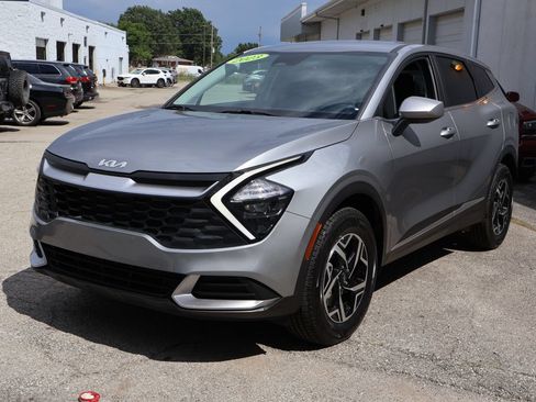 Used 2023 Kia Sportage LX AWD/4WD image 3