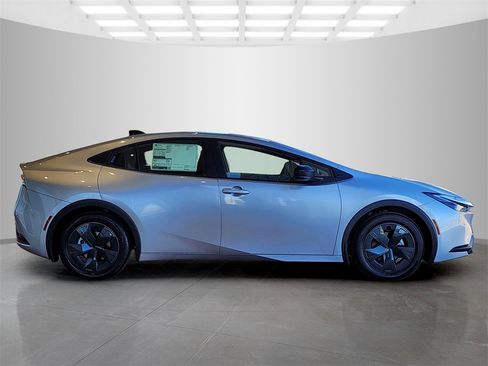 New 2026 Toyota Prius LE image 2