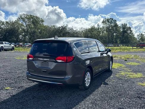 Used 2020 Chrysler Pacifica Touring FWD image 5