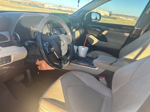 Used 2020 Toyota Highlander Platinum image 10