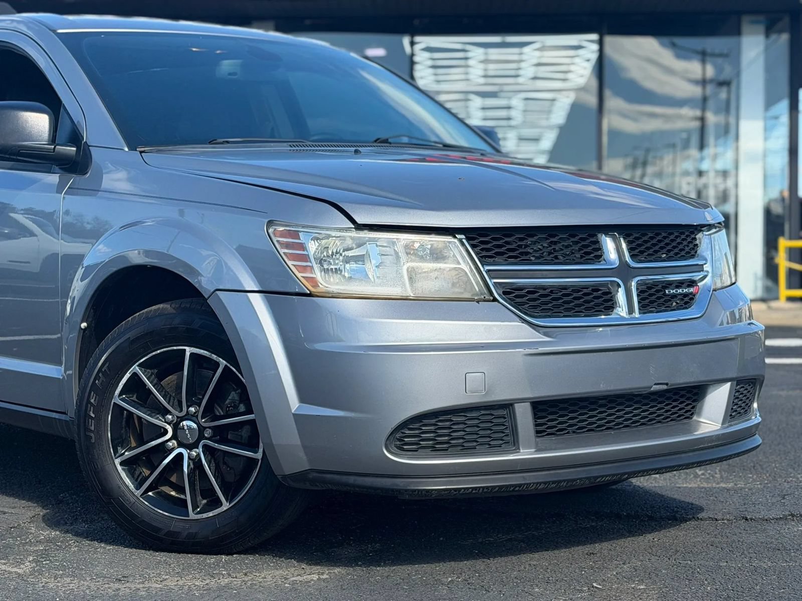 Used 2018 Dodge Journey SE w/ Connectivity Group FWD image 2