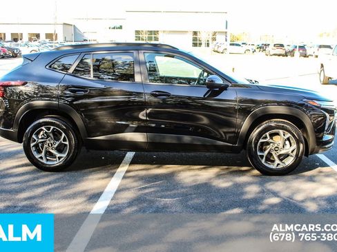 Used 2025 Chevrolet Trax LT w/ LT Convenience Package image 9