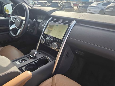 Used 2023 Land Rover Discovery Metropolitan Edition image 12