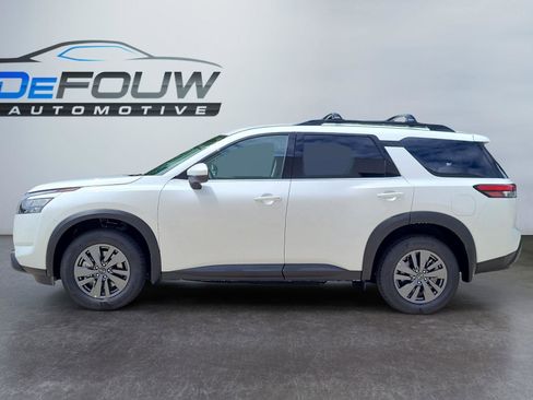 Used 2025 Nissan Pathfinder SV w/ Cargo Package image 6