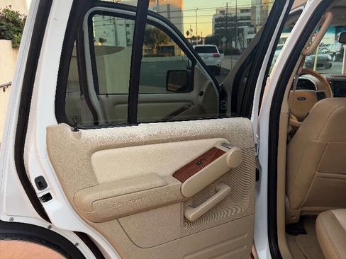 Used 2006 Ford Explorer Eddie Bauer image 27