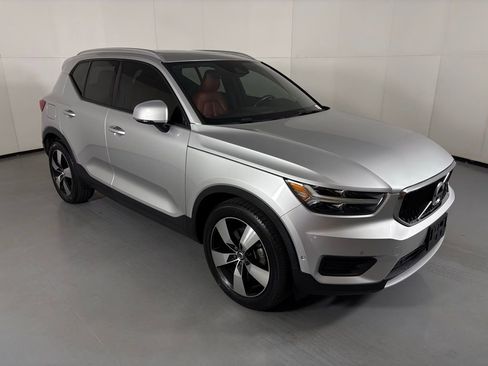 Used 2019 Volvo XC40 T5 Momentum image 2
