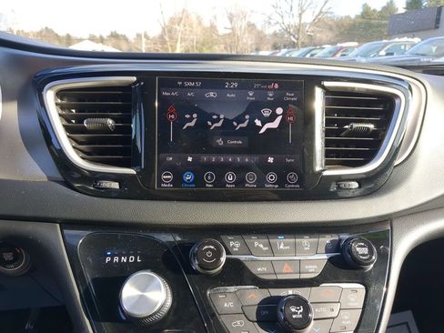 Used 2020 Chrysler Pacifica Touring-L image 19