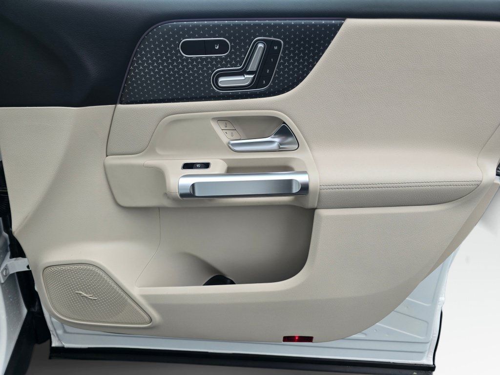 New 2026 Mercedes-Benz GLB 250 4MATIC image 23