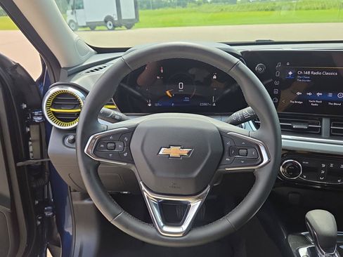 Used 2024 Chevrolet Trax LT w/ LT Convenience Package FWD image 24