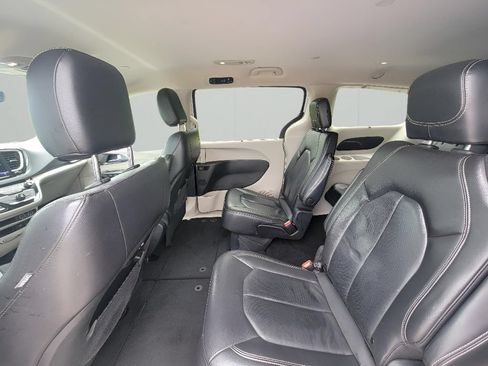 Used 2022 Chrysler Pacifica Touring-L FWD image 26