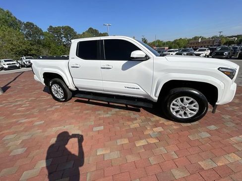 Used 2025 Toyota Tacoma SR5 w/ SR5 Upgrade Package AWD/4WD image 36