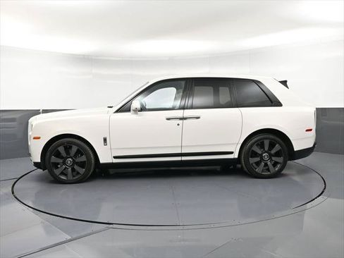 Certified 2022 Rolls-Royce Cullinan w/ Dark Exterior Package AWD/4WD image 2