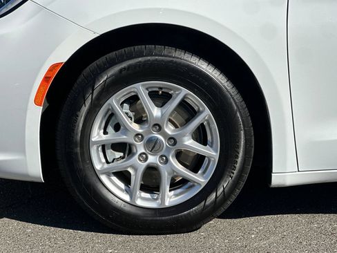 Used 2023 Chrysler Pacifica Touring-L FWD image 32