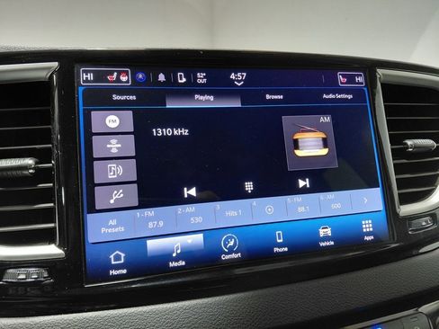 Certified 2024 Chrysler Pacifica Touring-L image 38